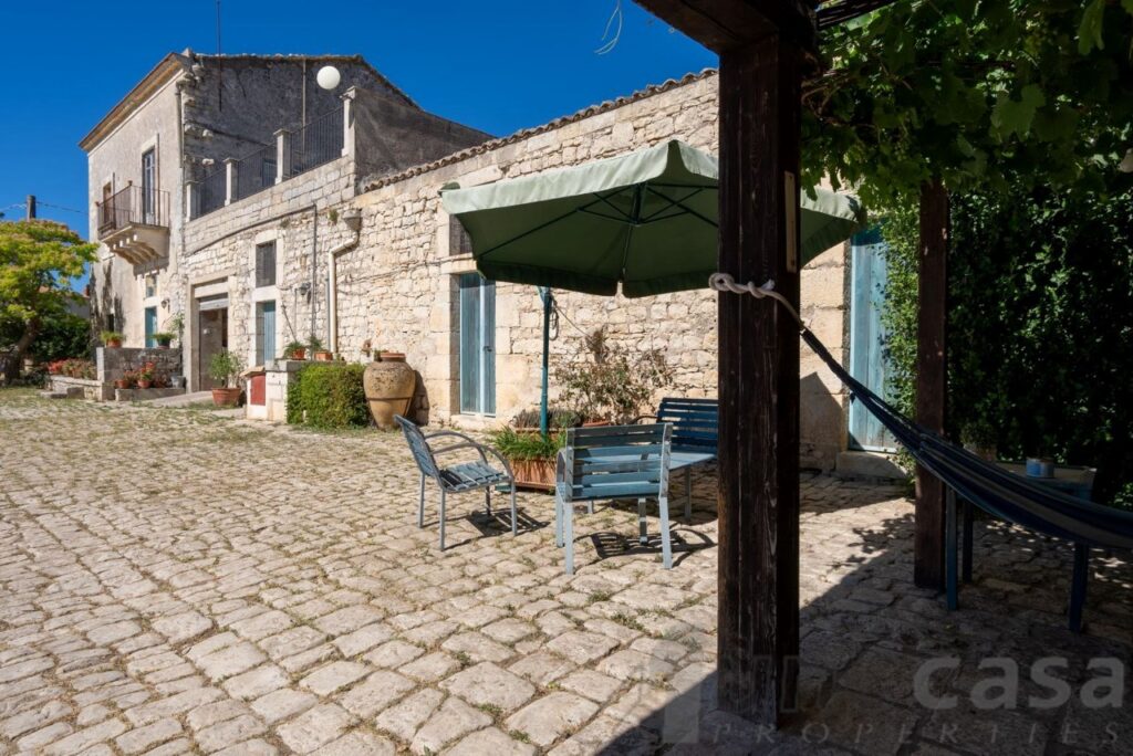Modica (RG) – Tipico Casale a corte del 1867 con 950 mq di caseggiati…