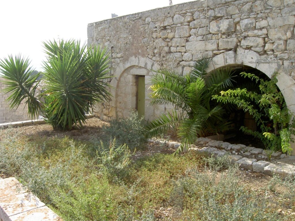 Modica (RG) – Villa con baglio e terreno