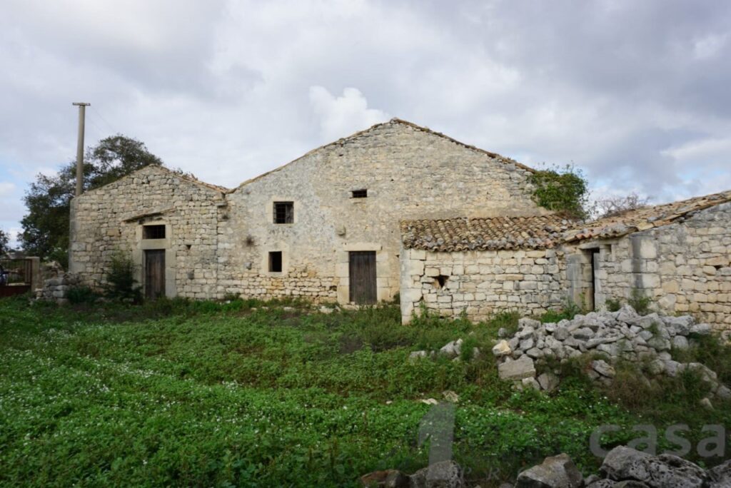 Modica (RG) – Contrada Bosco affascinante casale in pietra con terreno