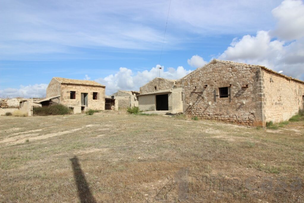 Scicli (RG) -Antico complesso rurale con ampio terreno e vista mare mozzafiato