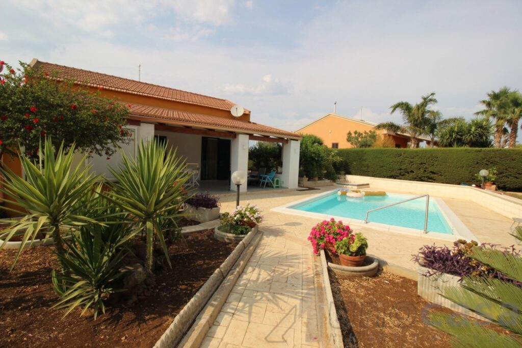 Ragusa – Contrada Gatto Corvino – Villa con piscina e giardino pronta per essere…