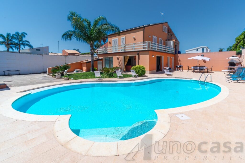 Marina di Ragusa (RG) -Elegante villetta indipendente con piscina a 300 metri dal mare