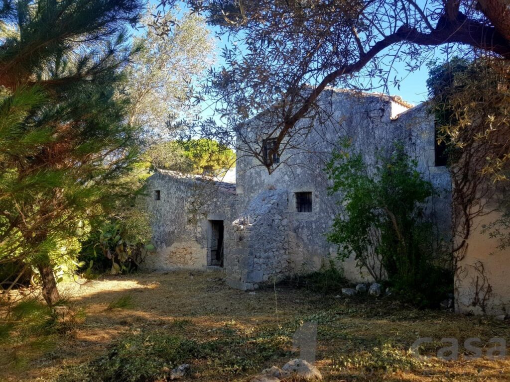 Rif. 3324A – Modica (RG) – Antico casale del 700, in pietra naturale, in…